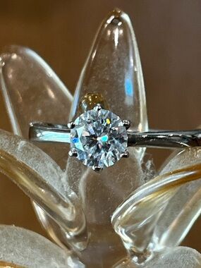 Classic Round 1 ct Moissanite Ring Size 8. Arthritis?